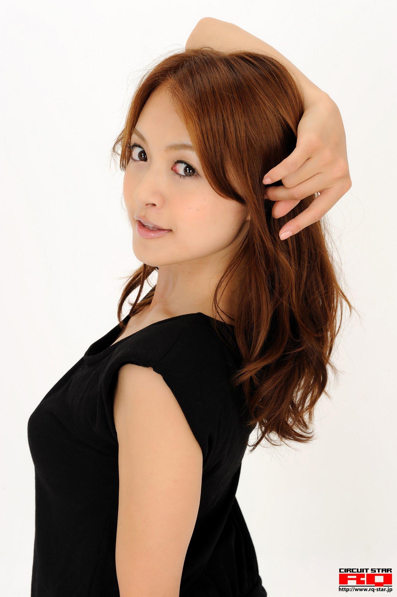 [RQ-STAR写真]NO.00358 伊東りな（伊东莉娜，いとうりな，Rina Itoh）黑色无袖上衣加红色短裙性感私房写真集,