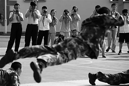 第二届“法治小达人”系列活动开幕　中学生零距离接触边防训练生活