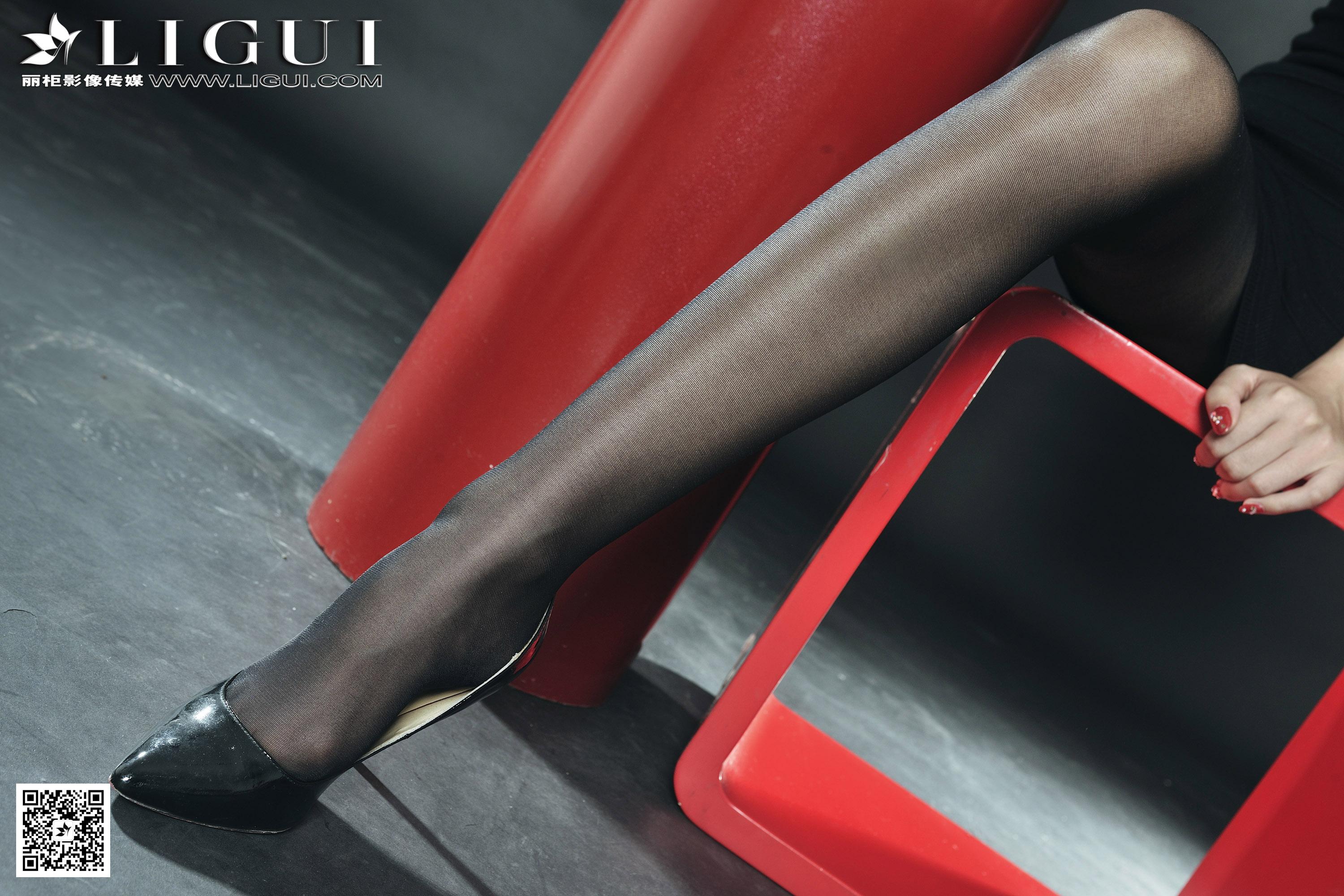 [Ligui丽柜会所]美女Model 文欣 黑色连身裙与黑色丝袜美腿性感写真集 2017-01-04,
