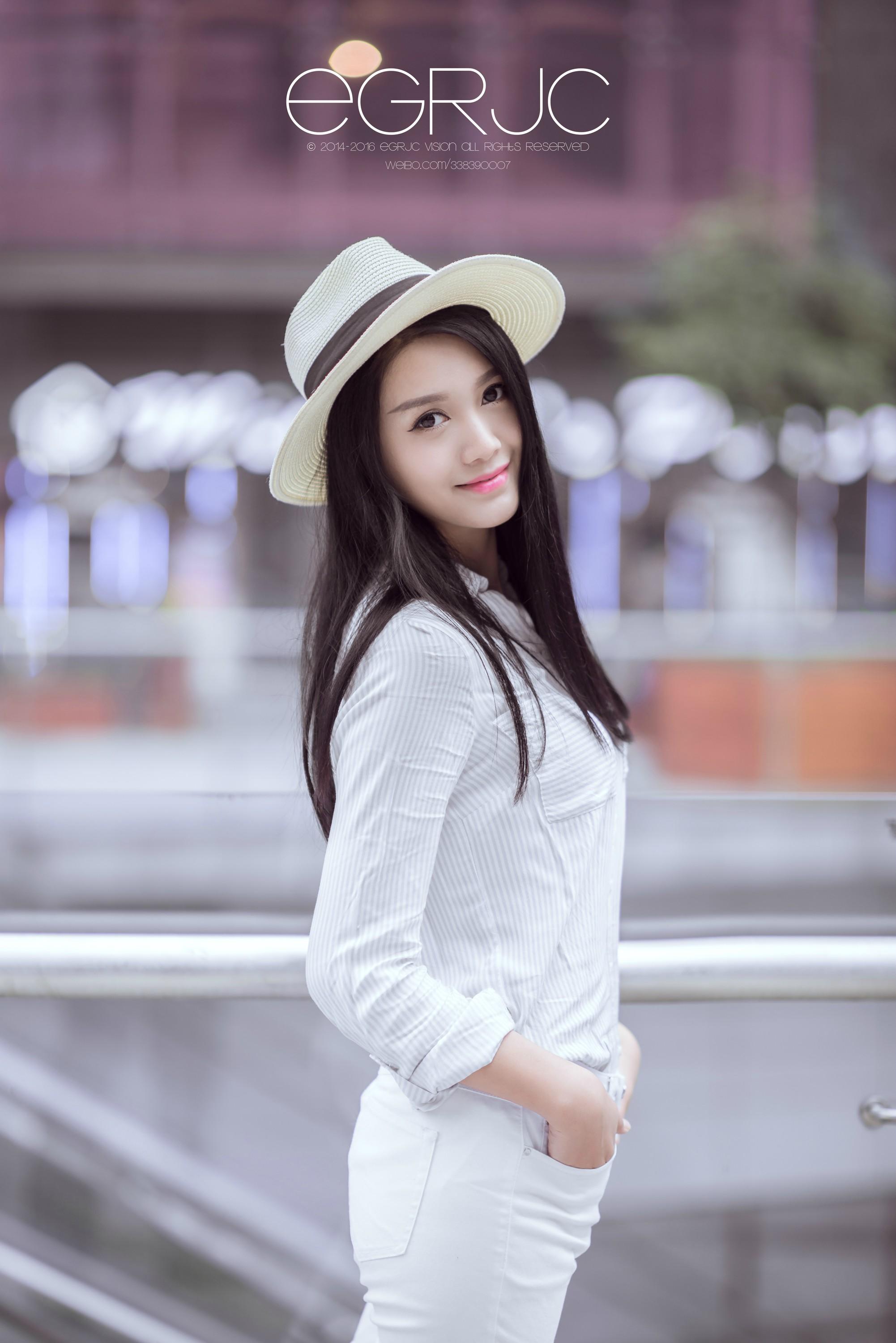 微博女神范 清新软妹纸 重庆模特 若晴 街拍 白色衬衫与紧身长裤优雅写真,