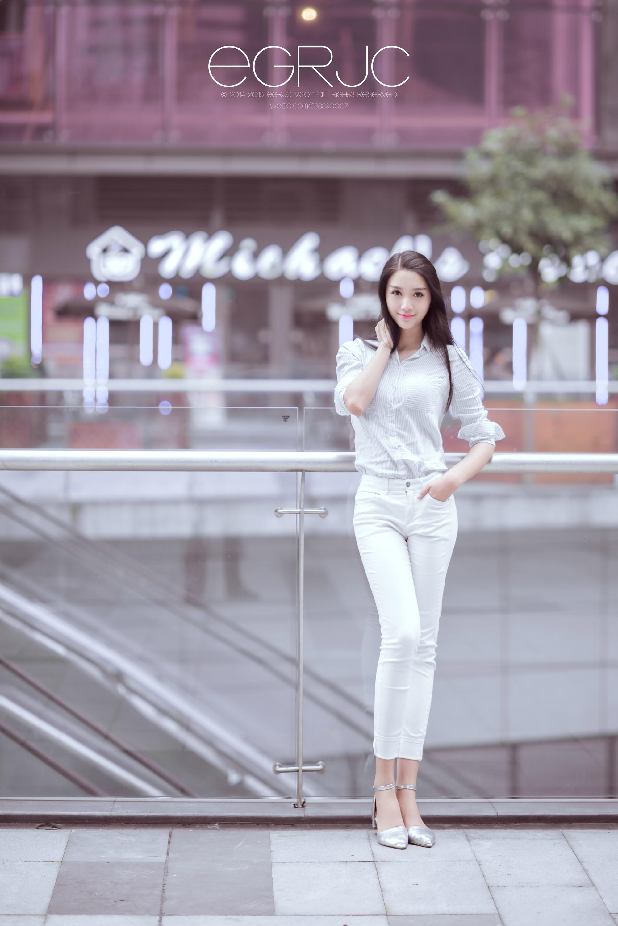 微博女神范 清新软妹纸 重庆模特 若晴 街拍 白色衬衫与紧身长裤优雅写真,