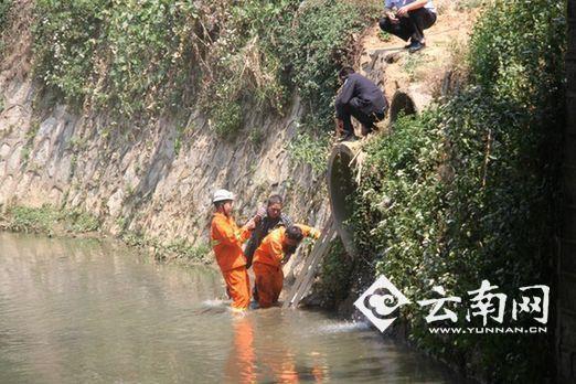 糗大了 普洱一男子饮酒过度坠河被困 墨江消防快速营救