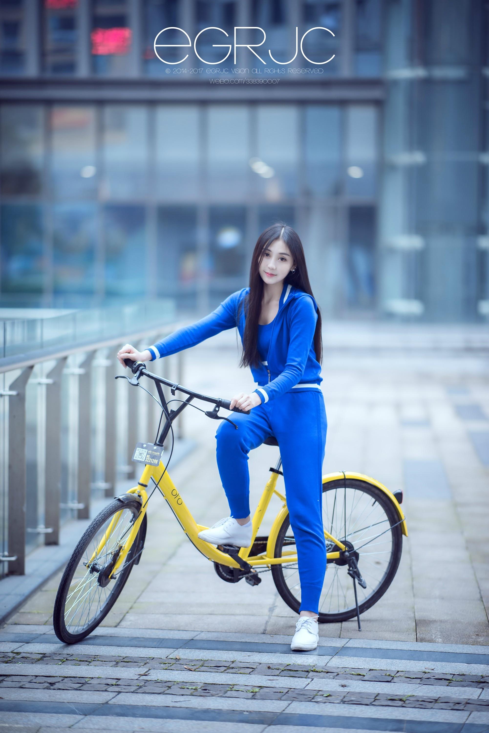 微博女神范 一起撕妹纸 骑共享单车的清纯小美女 王霞wx123 蓝色运动装清新写真,
