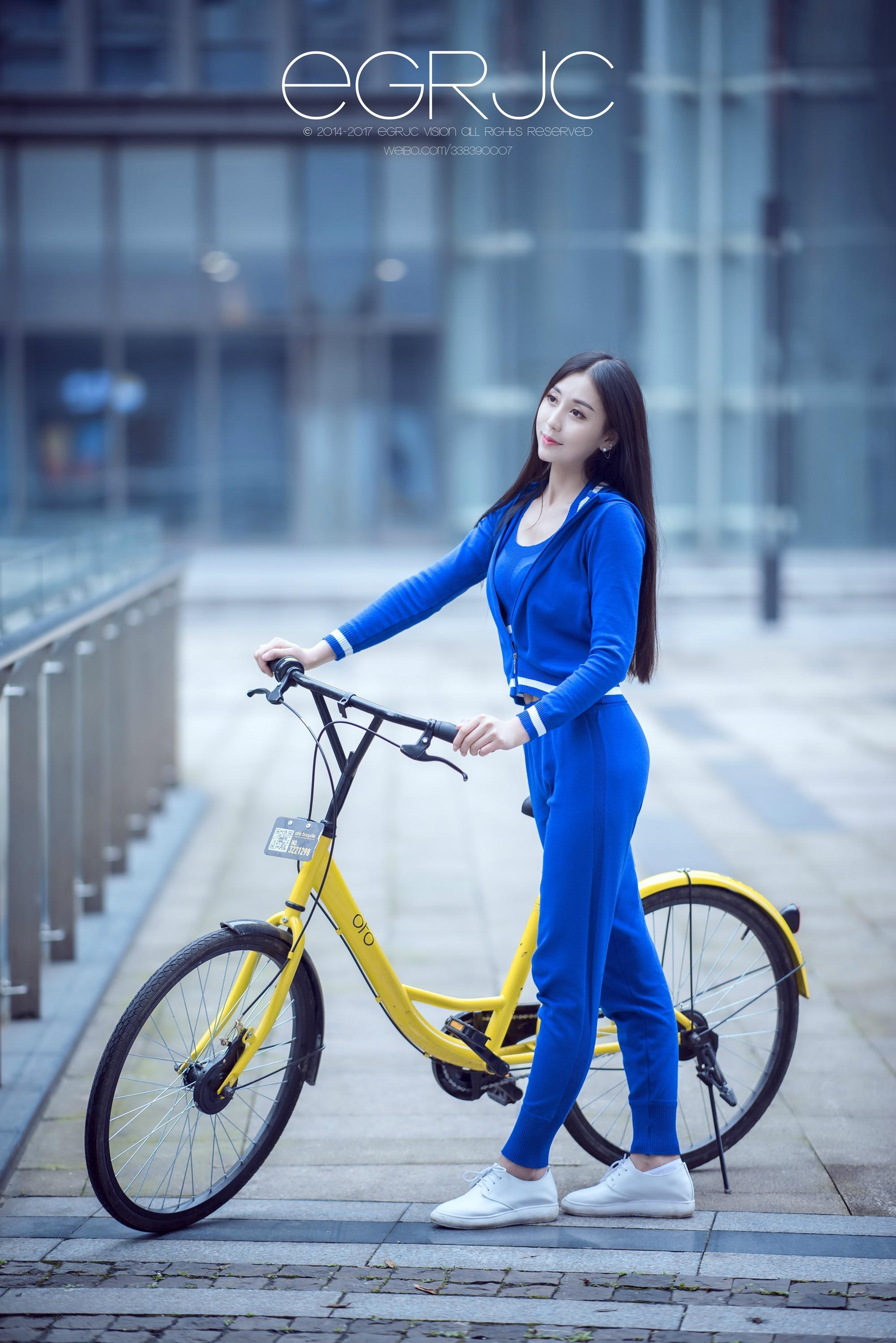 微博女神范 一起撕妹纸 骑共享单车的清纯小美女 王霞wx123 蓝色运动装清新写真,