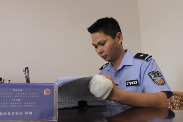 24岁警察“空手夺白刃”受伤：不挡会伤到民众