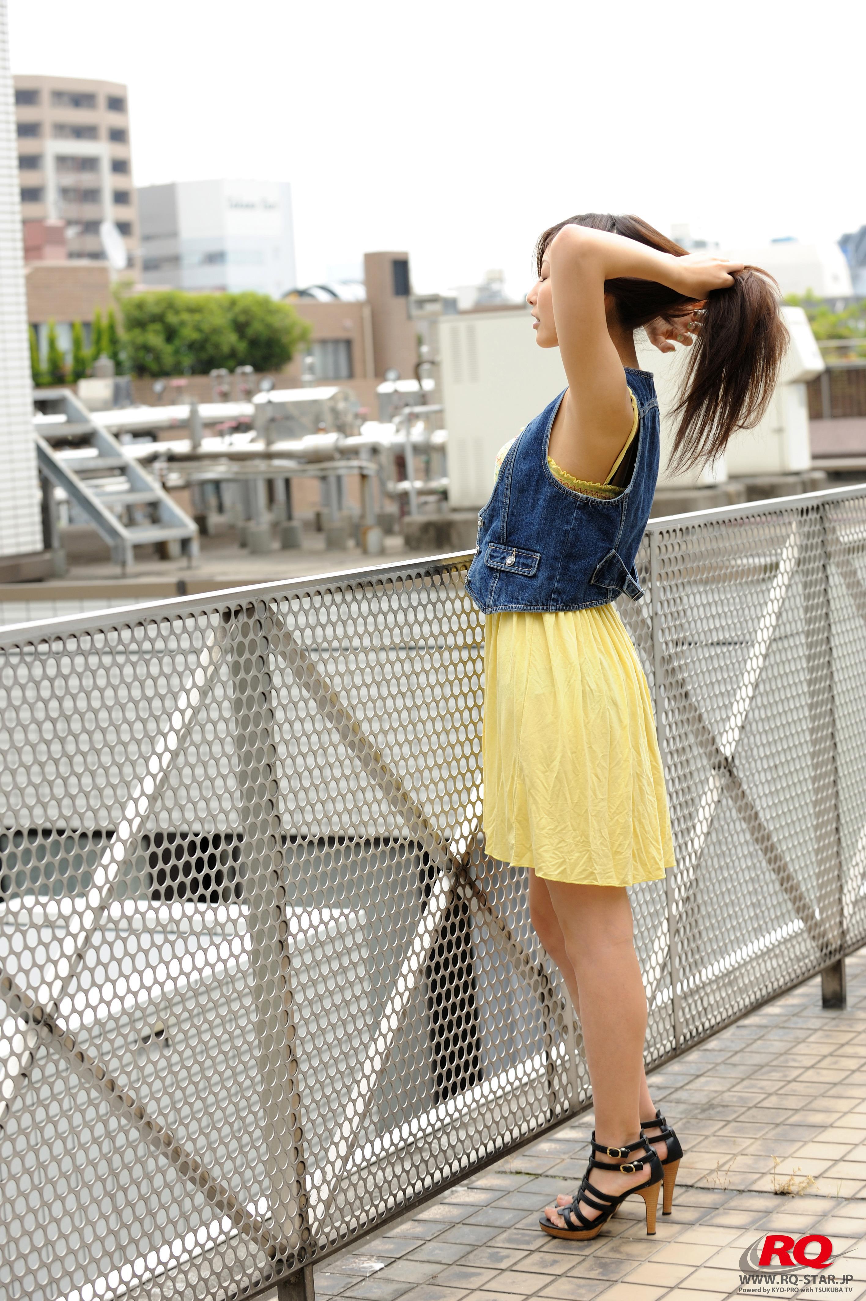 [RQ-STAR写真]NO.00035 田中冴花（たなか さえか，Saeka Tanaka）牛仔马甲与黄色连身裙休闲写真,