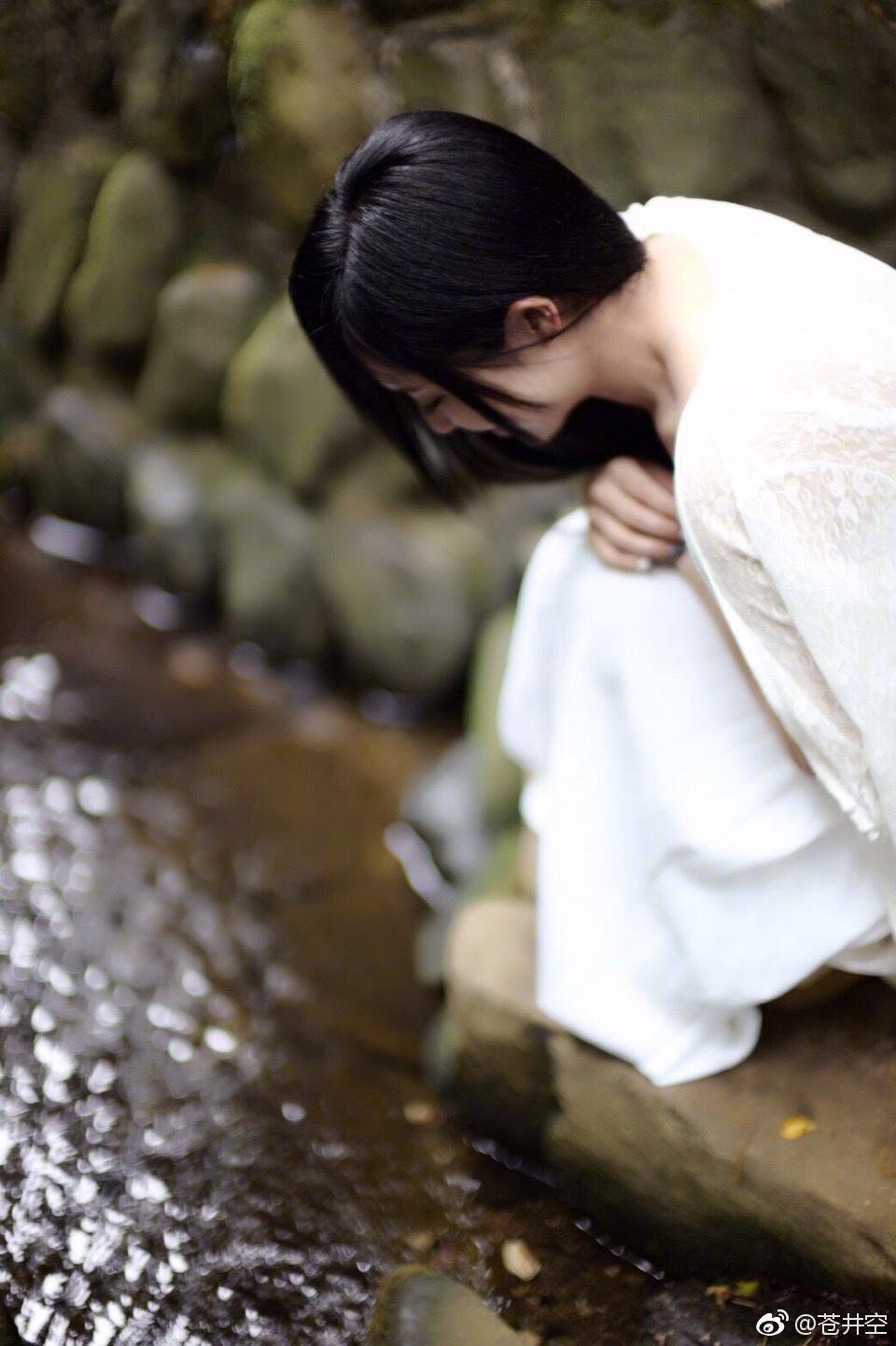 日本女星苍井空拍写真 溪边戏水上围傲人,