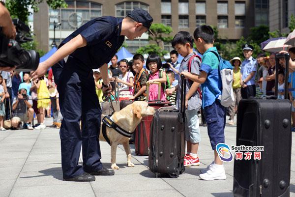 广州海关举办缉毒犬开放日活动 现场搜查行李箱