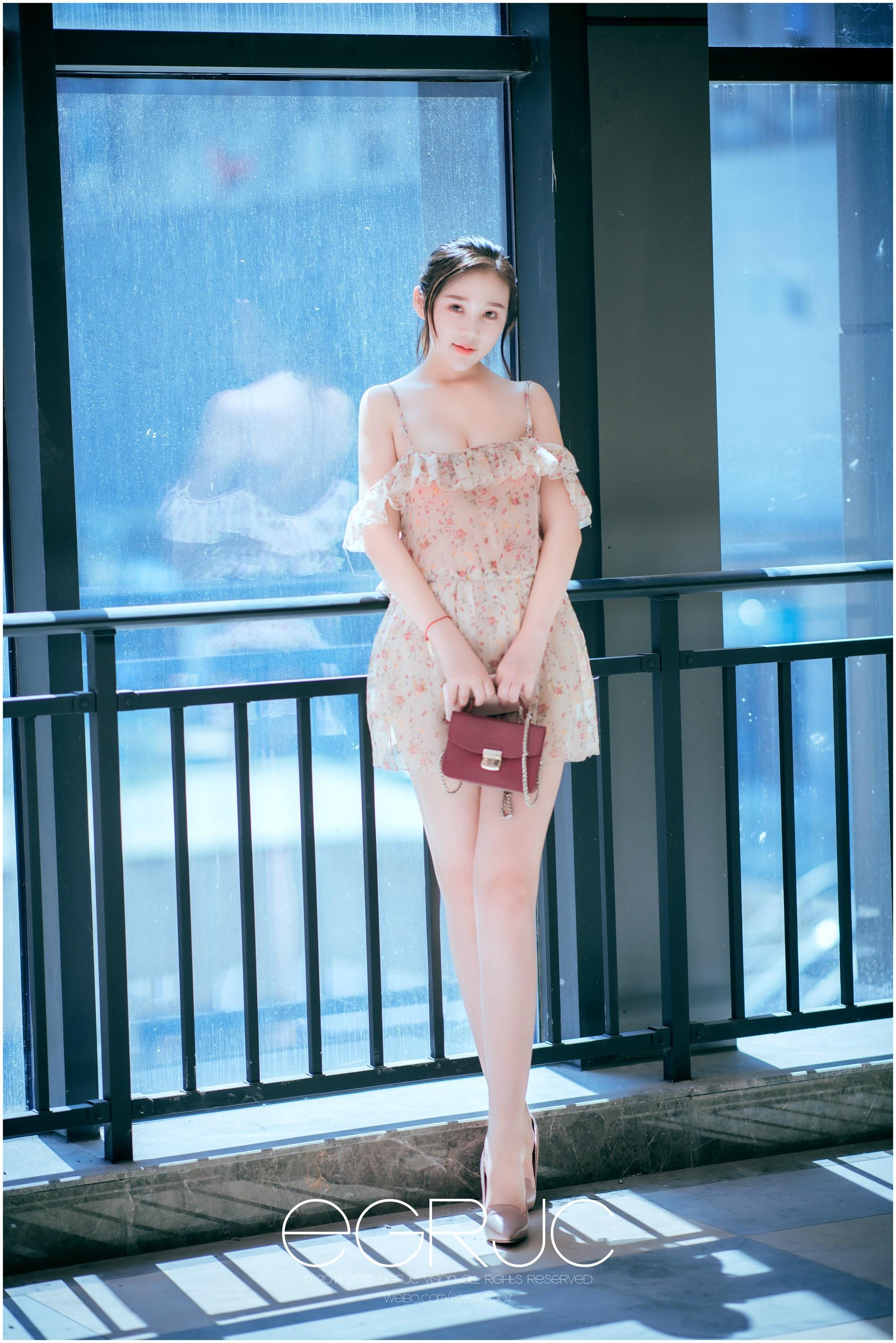 微博女神范 一起撕妹纸 雪尔0821 碎花连身裙与性感美腿街拍写真,