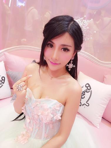 2017ChinaJoy展 抹胸女王裙装扮的美女何雨薇梦幻般写真