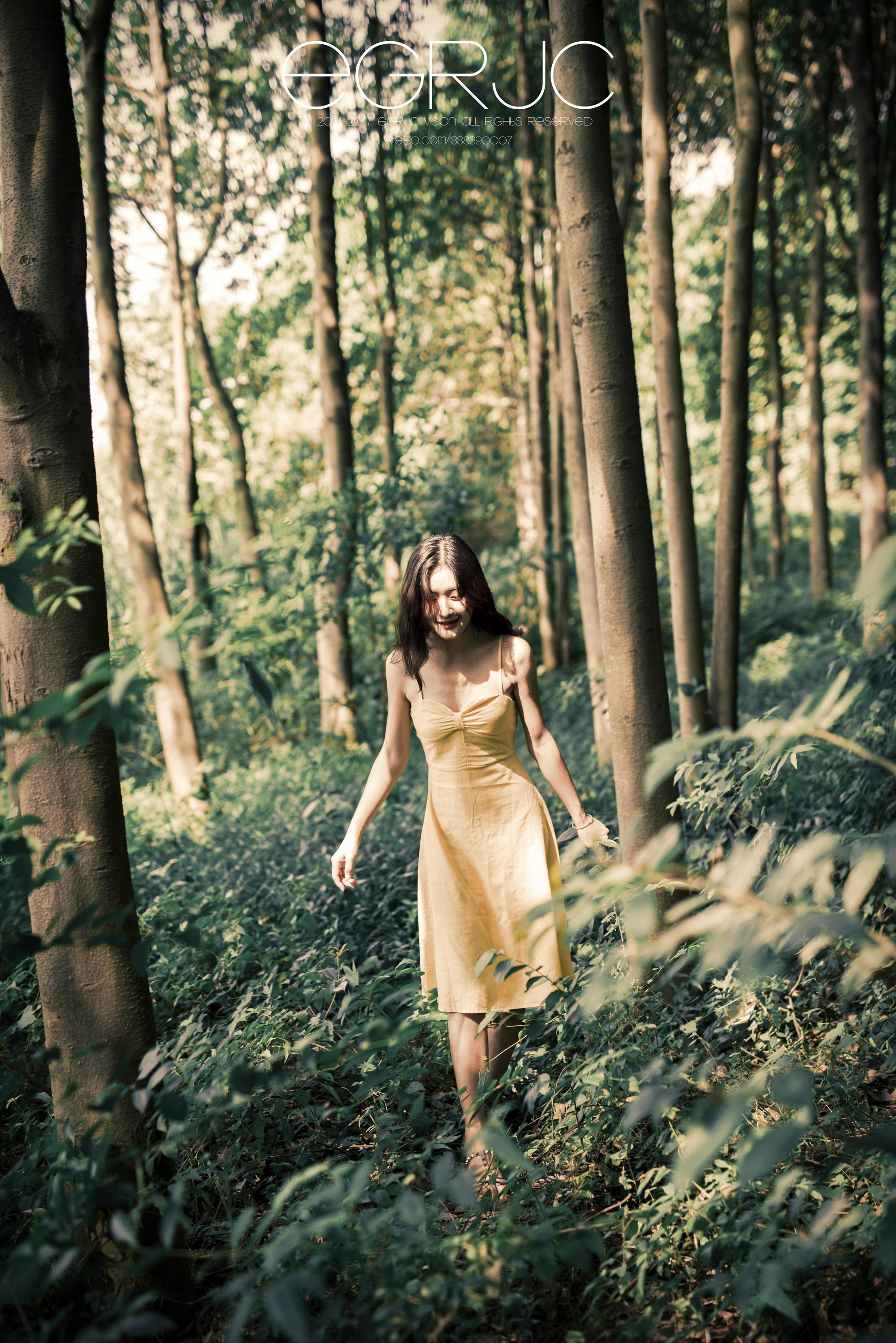 微博女神范 周琰琳LIN 黄色吊带连身裙梦幻森林写真,