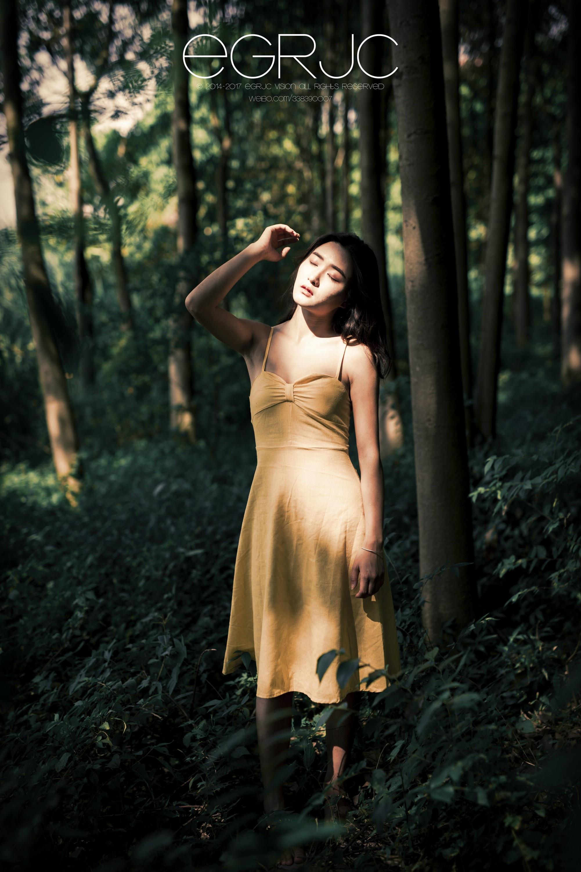 微博女神范 周琰琳LIN 黄色吊带连身裙梦幻森林写真,