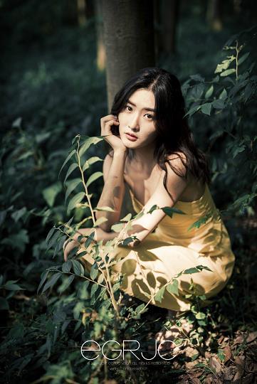 微博女神范 周琰琳LIN 黄色吊带连身裙梦幻森林写真