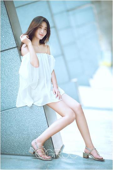 微博女神范 周琰琳LIN 白色吊带连身短裙与性感美腿清新写真