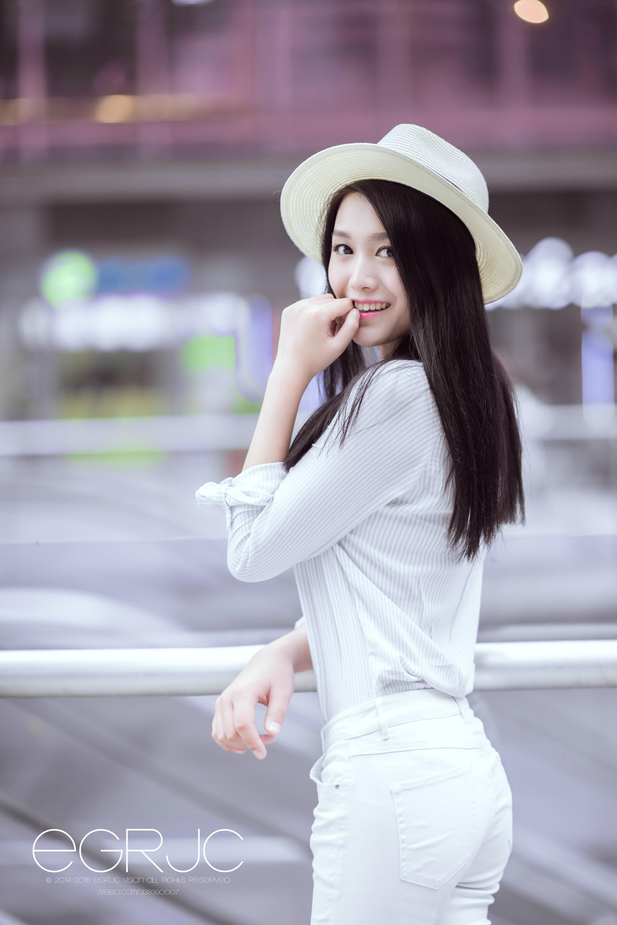 微博女神范 清新软妹纸 重庆模特「街拍 - 若晴」 出镜：@ambersky1008 白色衬衫与长裤,