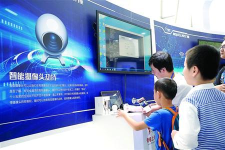 上海科技馆一楼展厅设置了互动体验项目让观众了解网络安全隐患