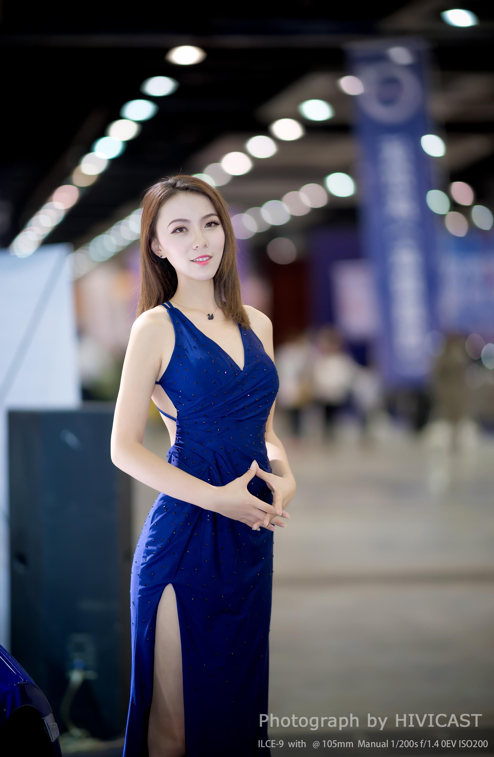 2017沈阳车展 北京现代汽车展台 美女车模蓝色高叉裸背连身裙写真,