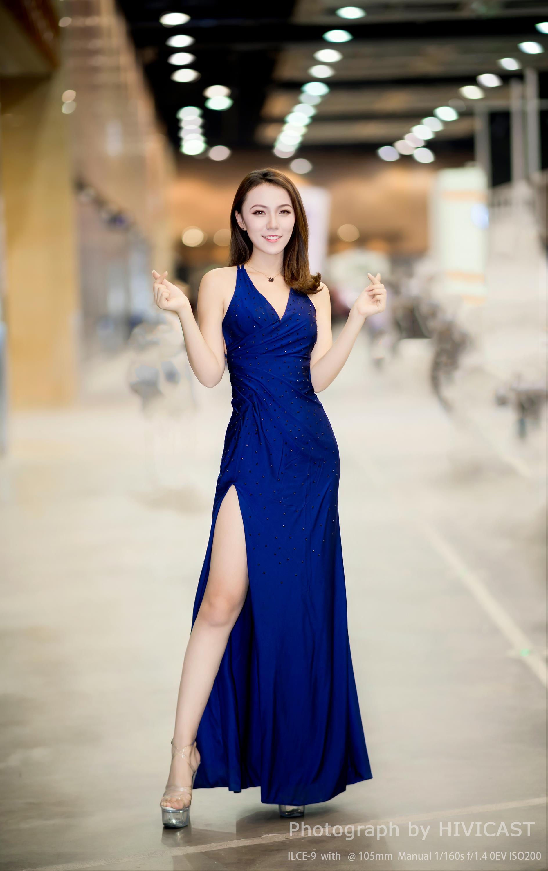 2017沈阳车展 北京现代汽车展台 美女车模蓝色高叉裸背连身裙写真,