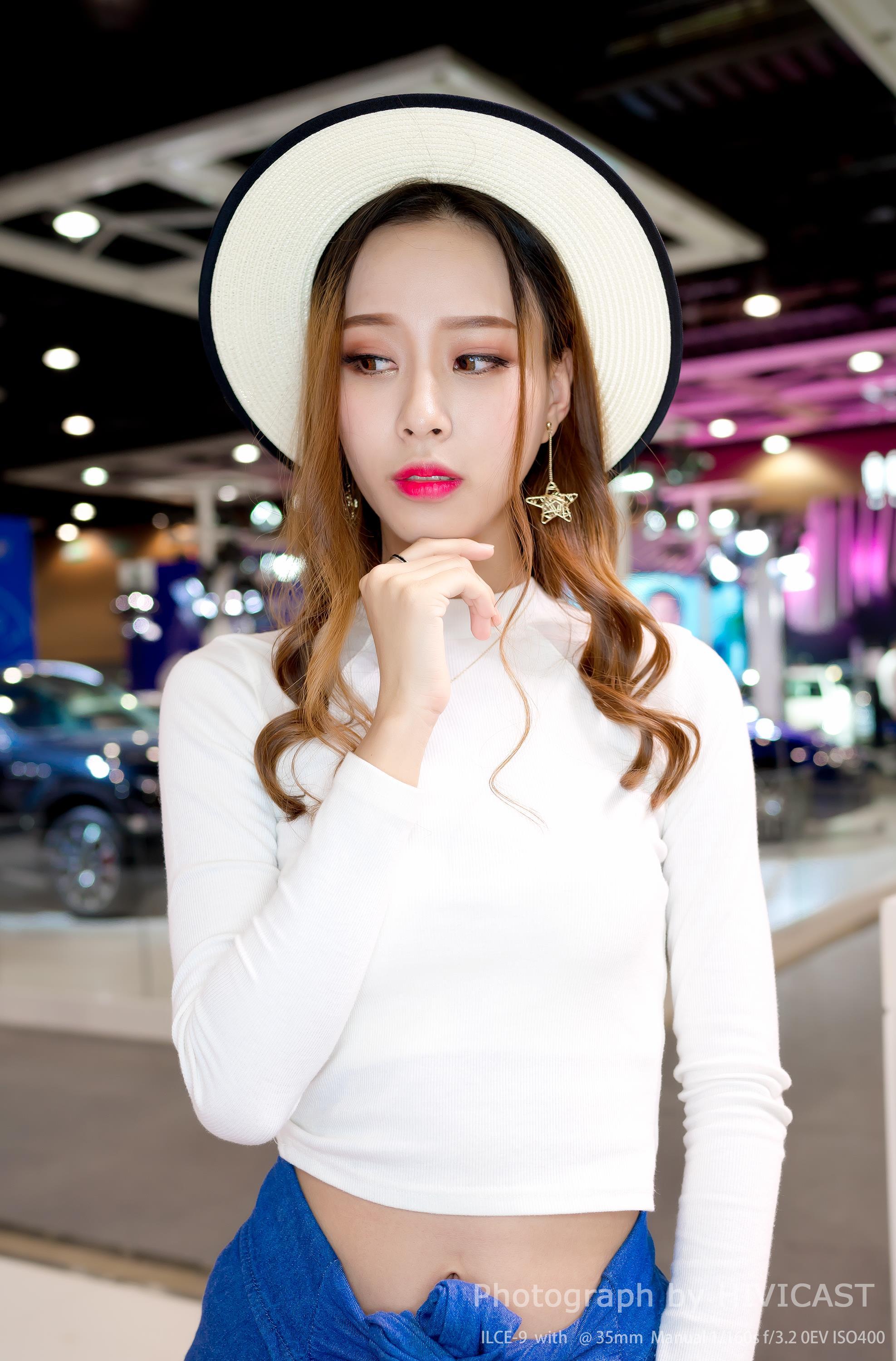 2017沈阳车展 北京现代汽车展台 头戴太阳帽的清纯可爱美女车模,