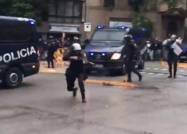 加泰独立公投引冲突 警方清场致300多人受伤