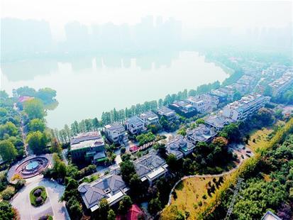 汉口最大城中湖被一大型小区包围 何时还湖于民？