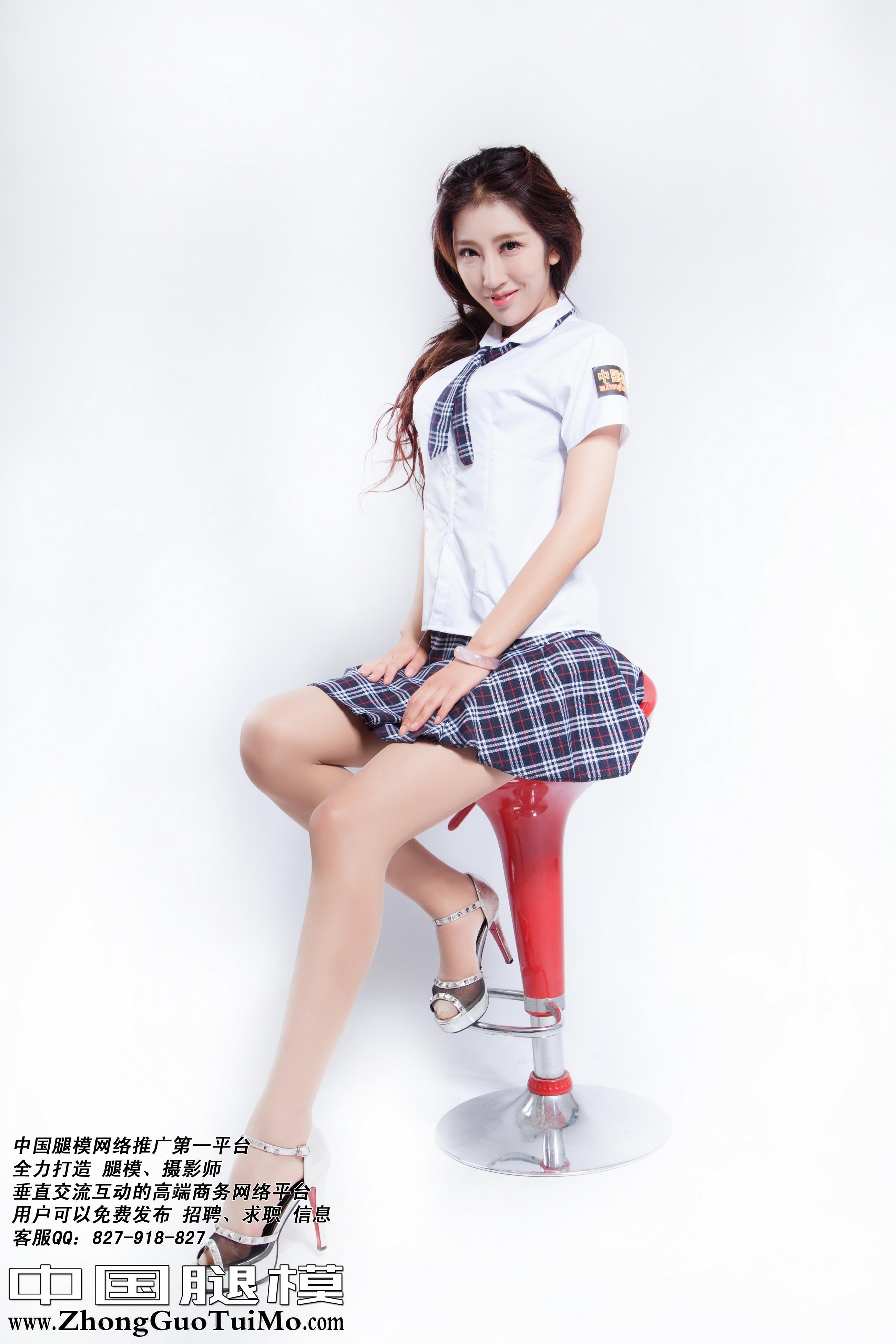 [中国腿模]No.002 史文可 性感高中女生制服加短裙与肉色丝袜美腿私房写真集,