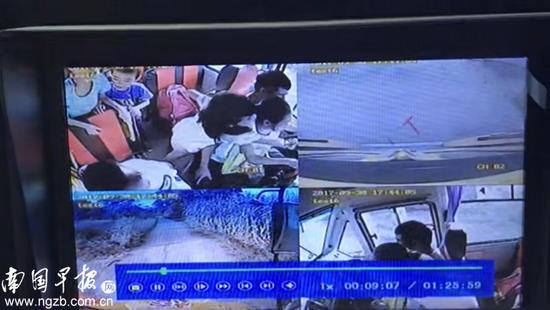 4岁男童被校车撞死 事发时司机抱着女学生开车