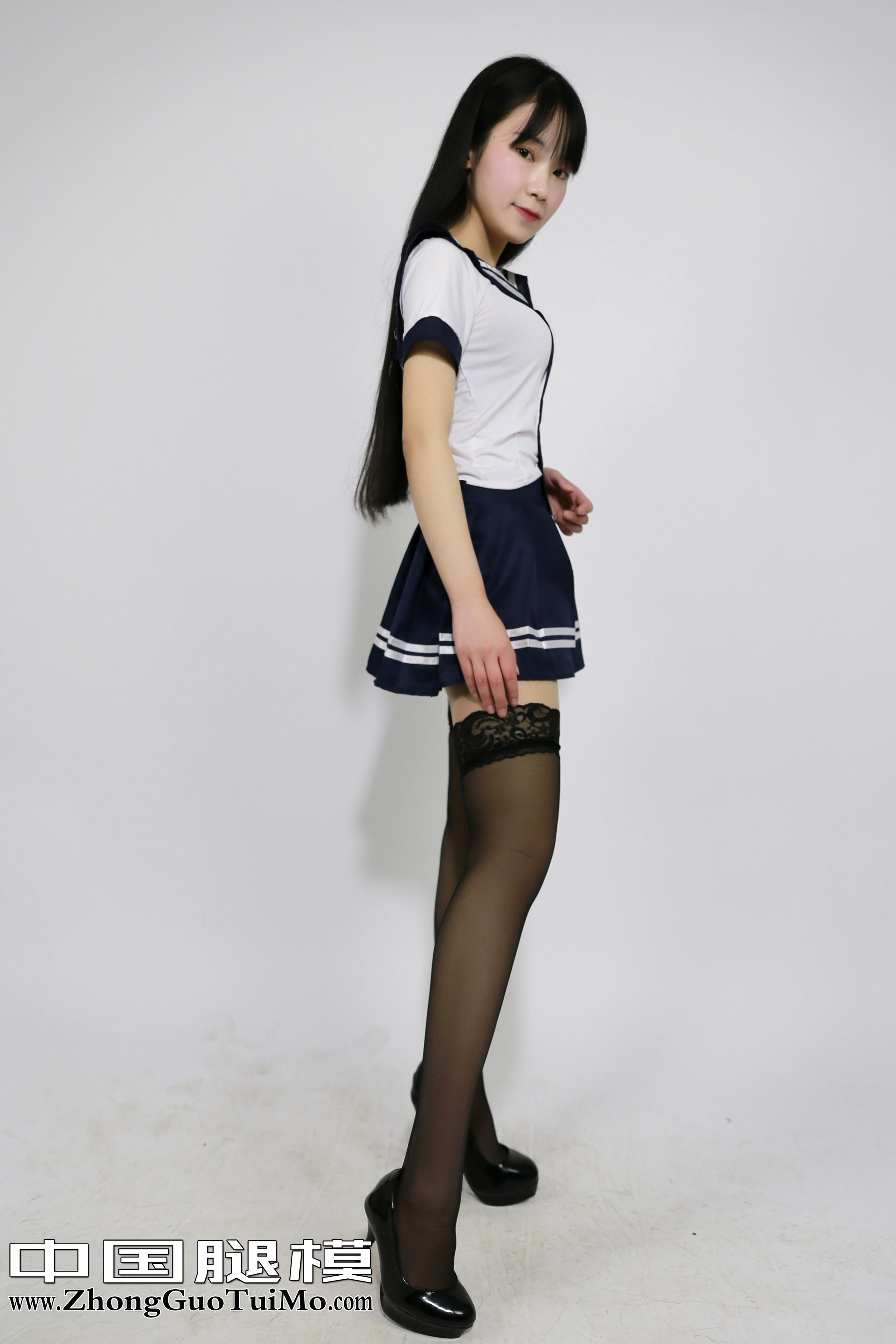 [中国腿模]No.046 鹿小鹿 性感高中女生制服与短裙加黑色丝袜美腿私房写真集,
