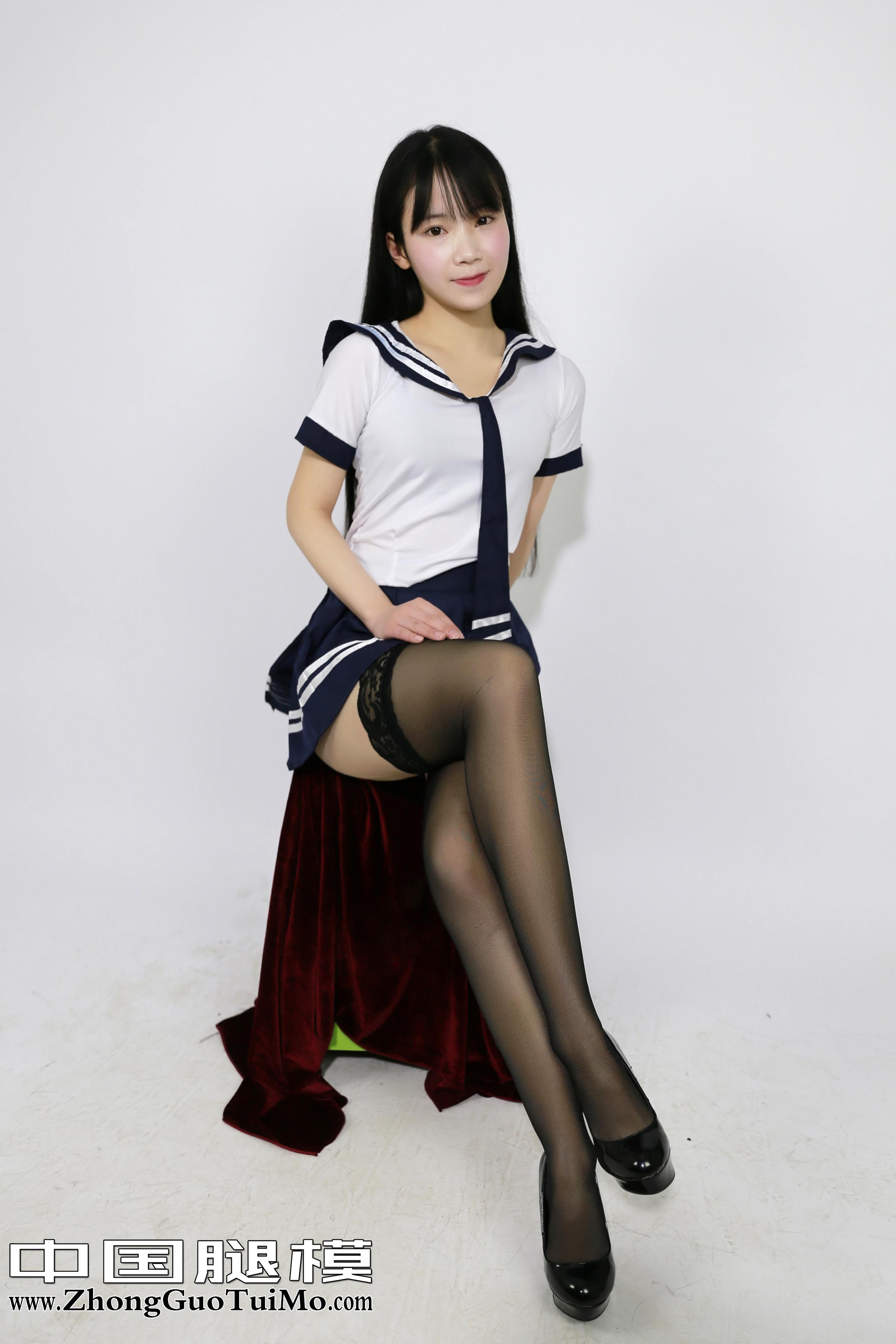 [中国腿模]No.046 鹿小鹿 性感高中女生制服与短裙加黑色丝袜美腿私房写真集,