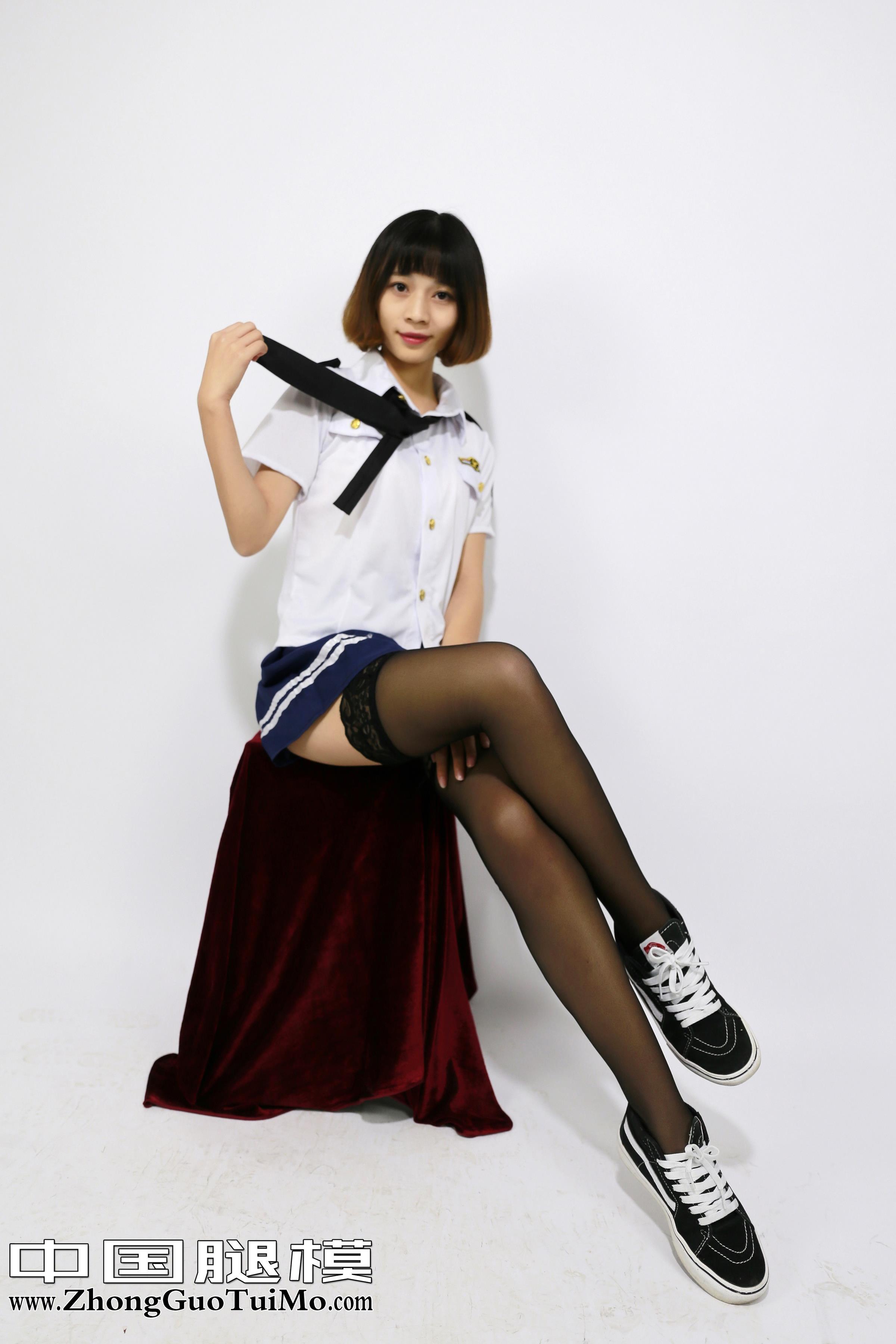 [中国腿模]No.048 李木子 白色女警制服与蓝色短裙加黑色丝袜美腿私房写真集,