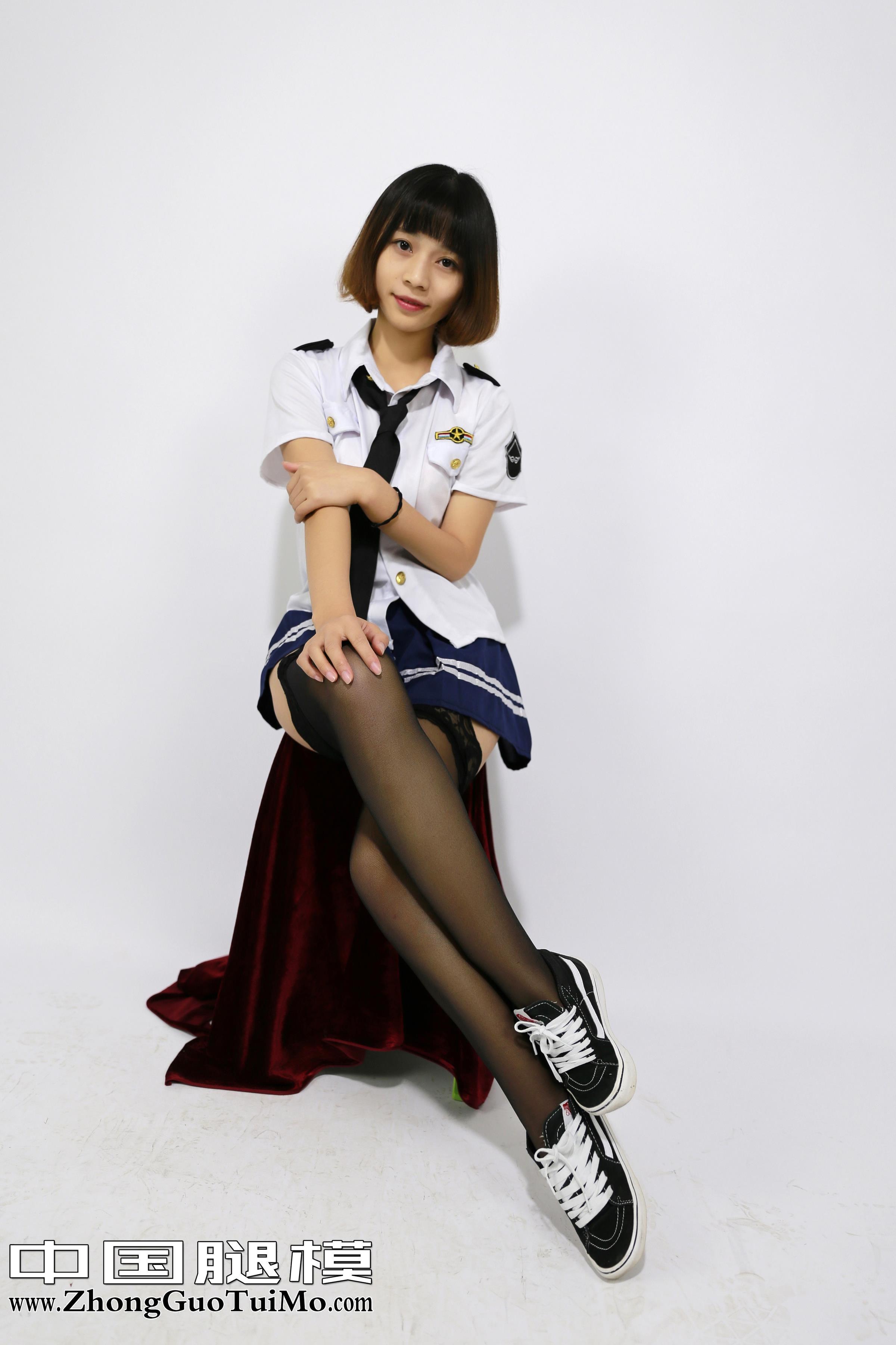 [中国腿模]No.048 李木子 白色女警制服与蓝色短裙加黑色丝袜美腿私房写真集,
