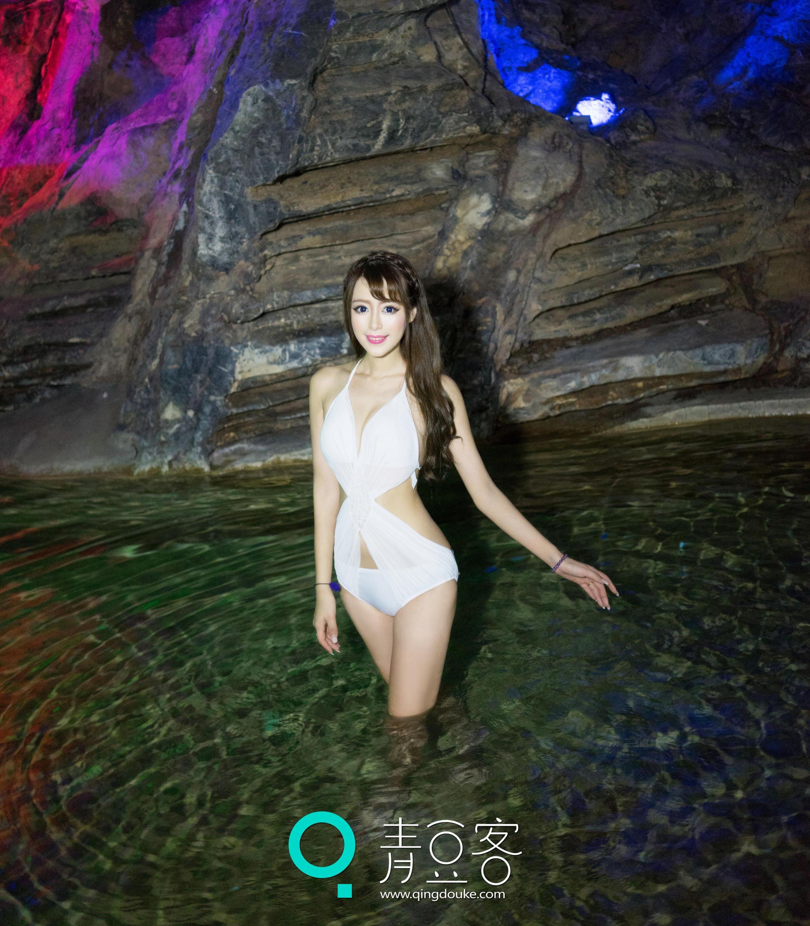 [QingDouKe青豆客]2014-11-11  女神去哪儿《第11期》 王曼妮 英德奇洞温泉性感写真,