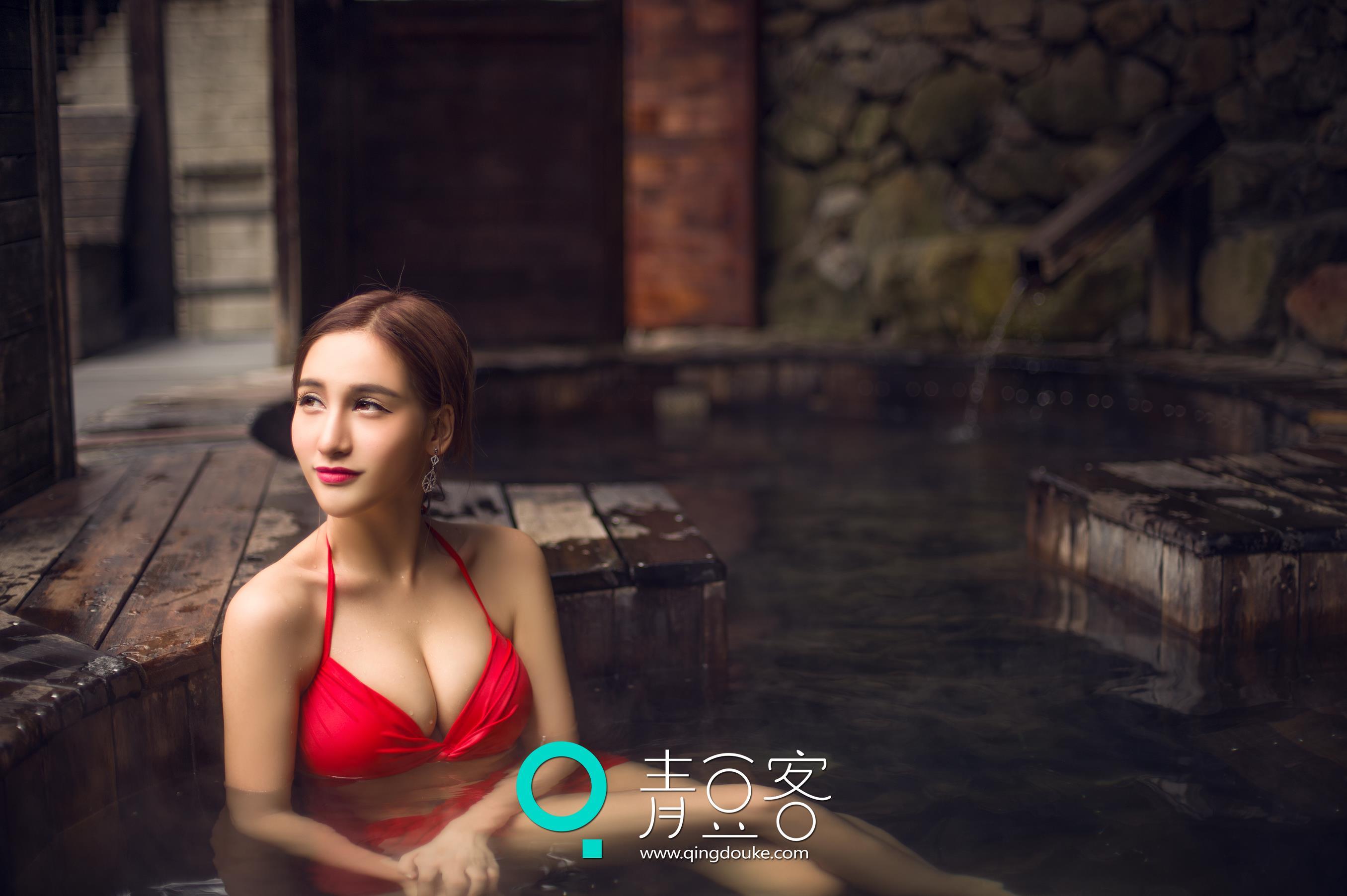 [QingDouKe青豆客]2015-04-27 《女神驾到》之 艾希ICE 宁海森林温泉性感比基尼泳装写真,