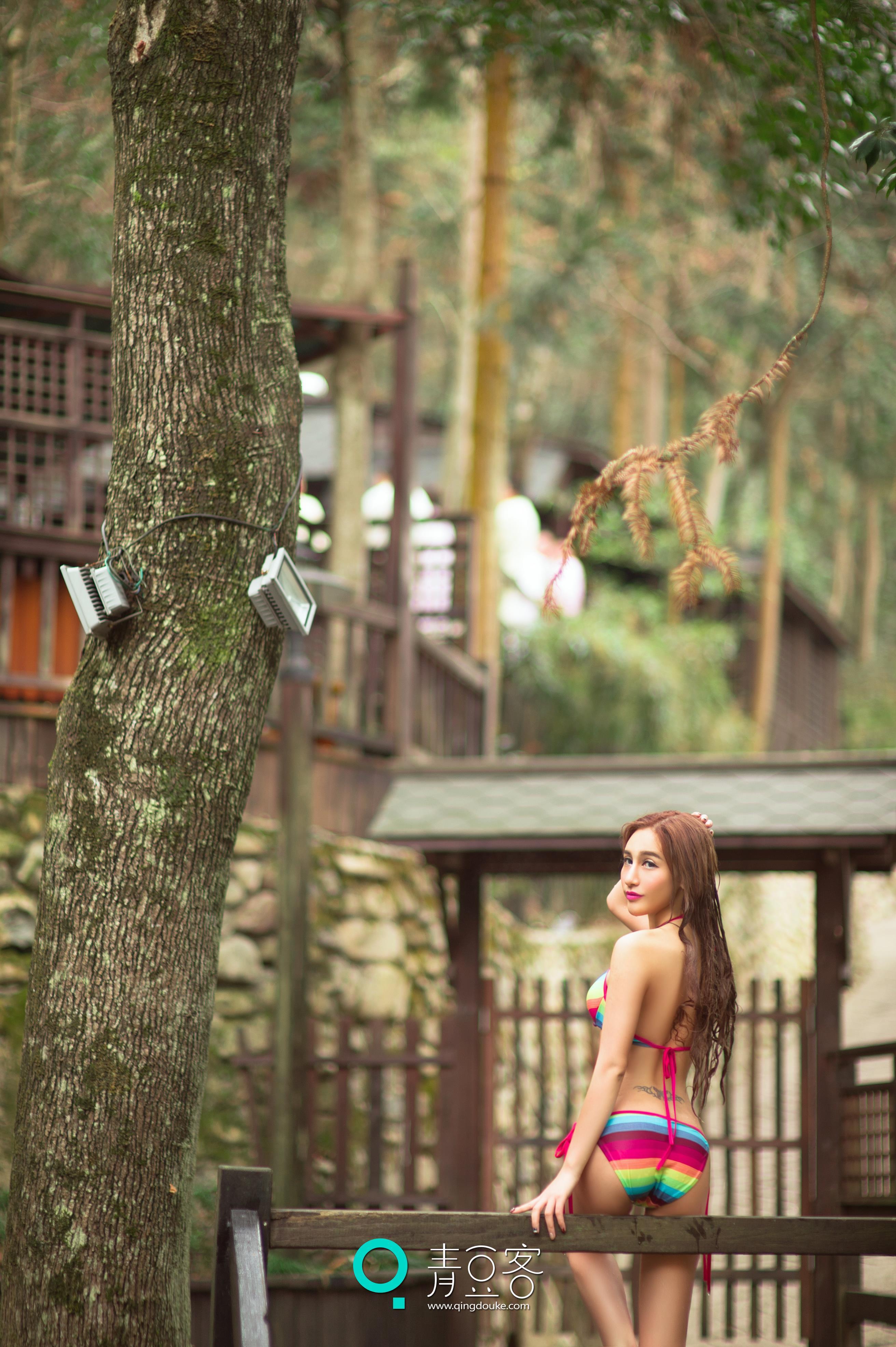[QingDouKe青豆客]2015-04-27 《女神驾到》之 艾希ICE 宁海森林温泉性感比基尼泳装写真,