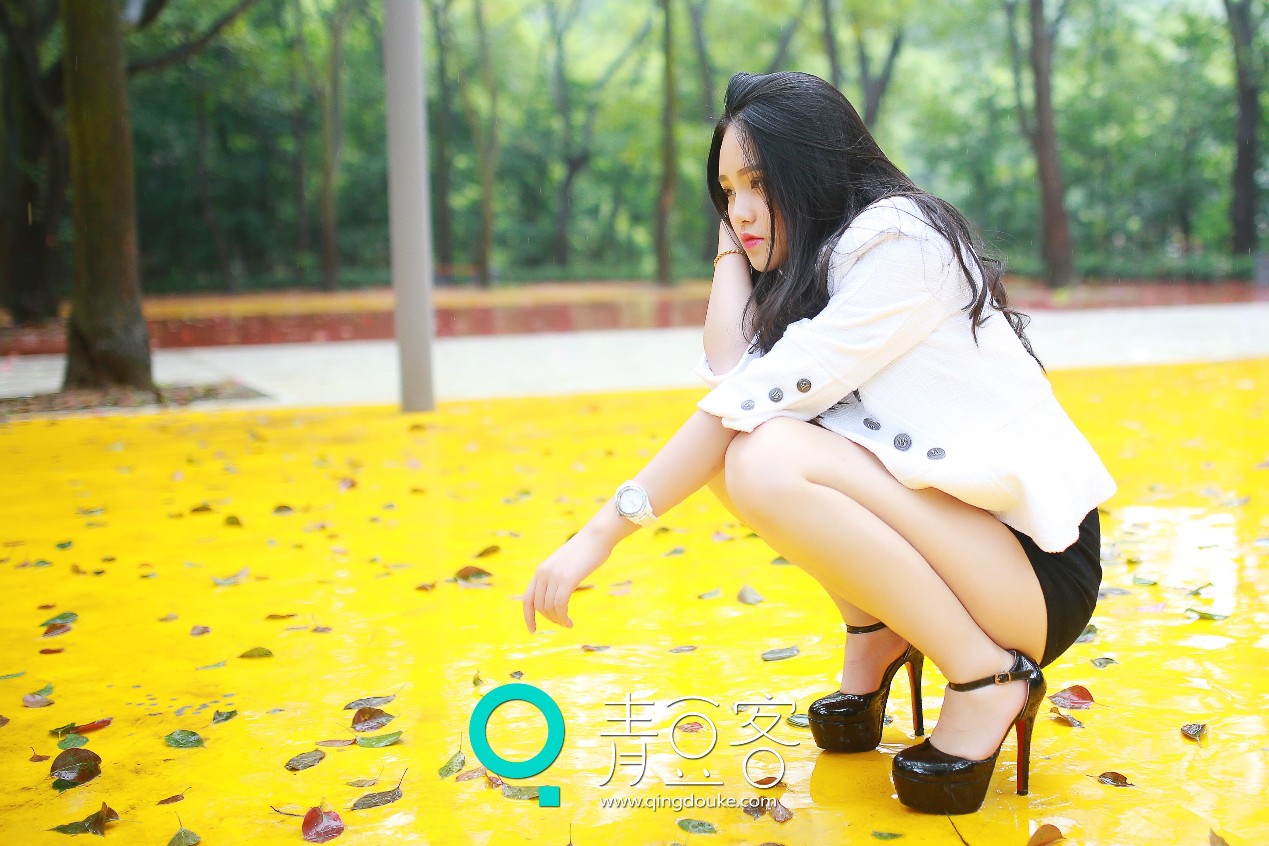 [QingDouKe青豆客]2015-10-19  [X-TGIRL] 佩佩_Cassie 黑色连身裙与性感小背心加牛仔短裤写真,