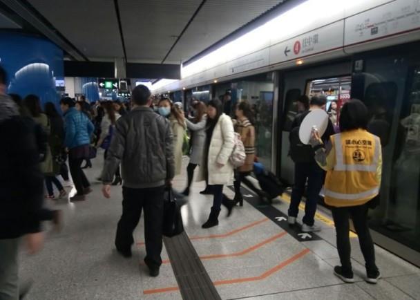 香港地铁疑似有外籍男子携带炸弹 警方沿线大搜查