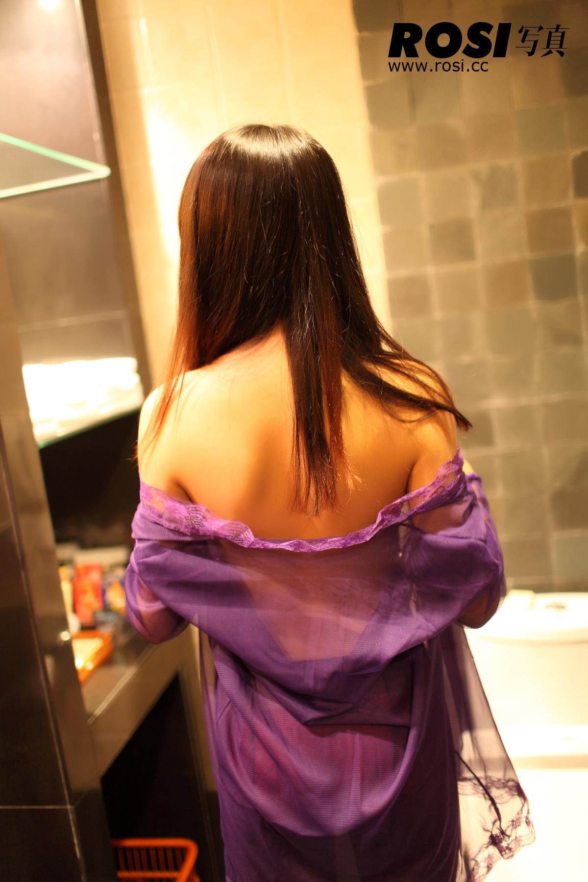 [ROSI写真]NO.074 紫色透视情趣连衣裙美女紫色丝袜美腿加性感小可爱私房写真集,