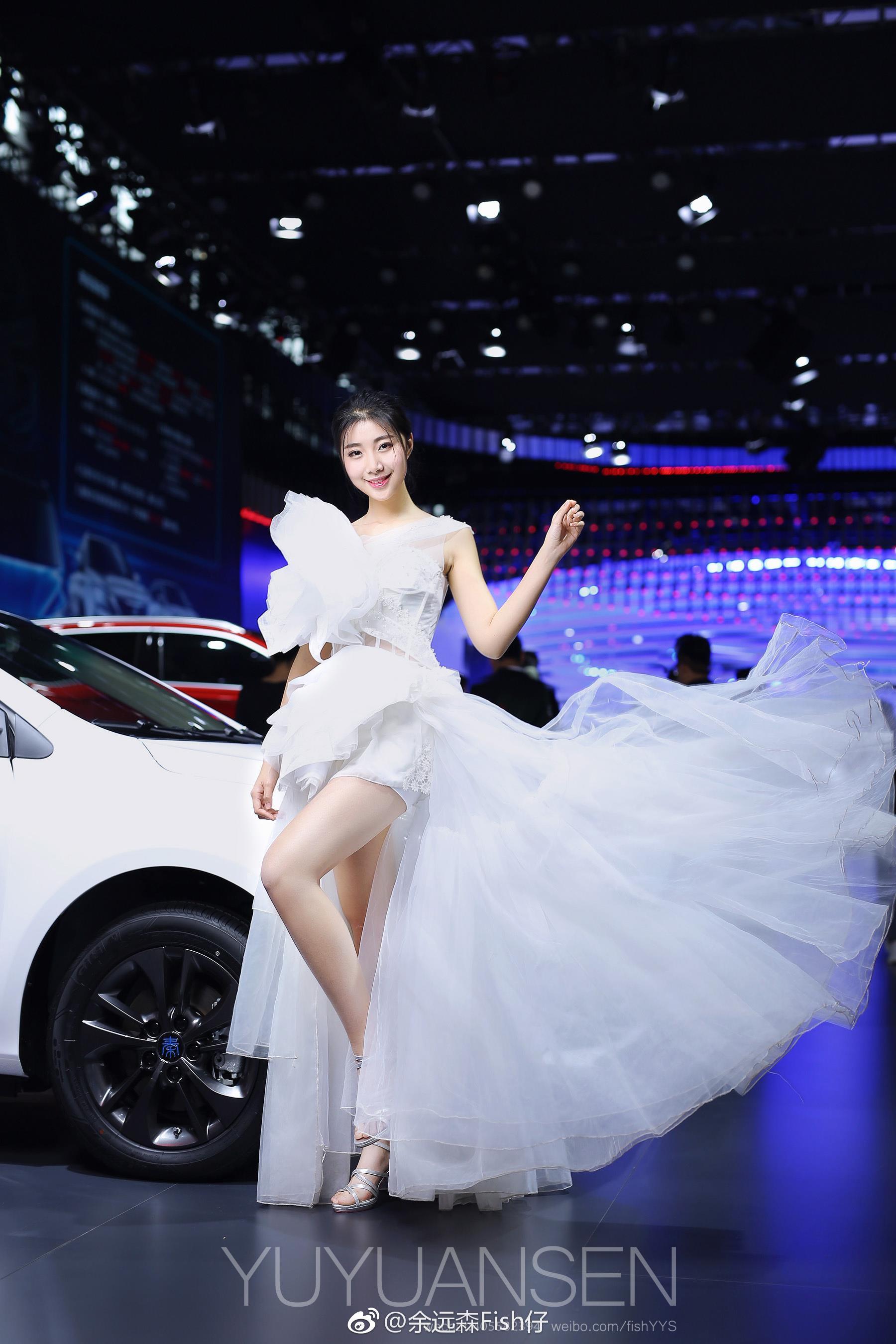 2017广州车展 比亚迪展台 美女车模 高以宁 白色婚纱礼裙,