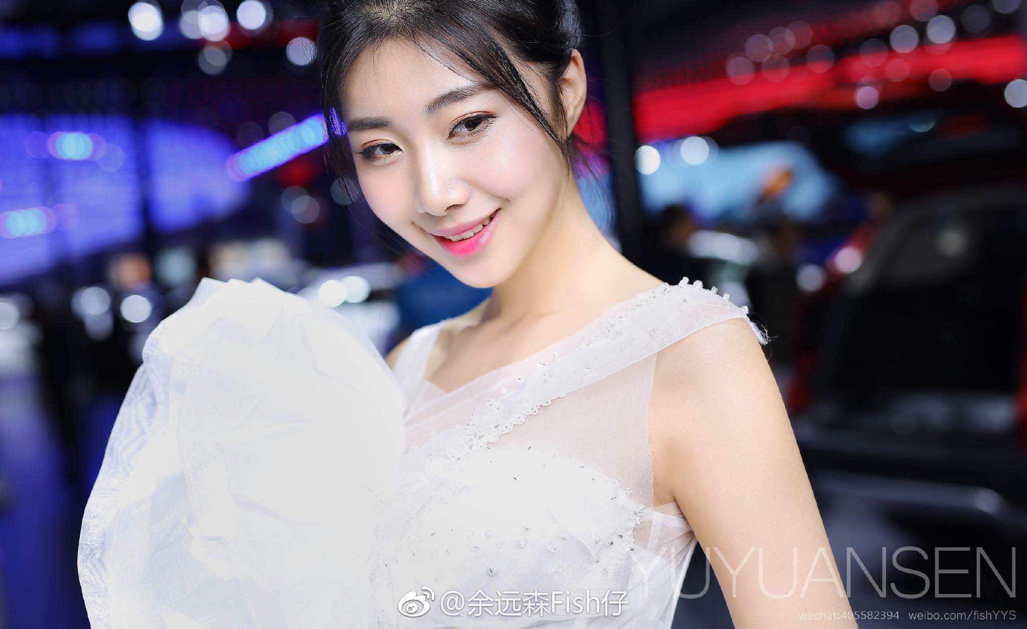 2017广州车展 比亚迪展台 美女车模 高以宁 白色婚纱礼裙,