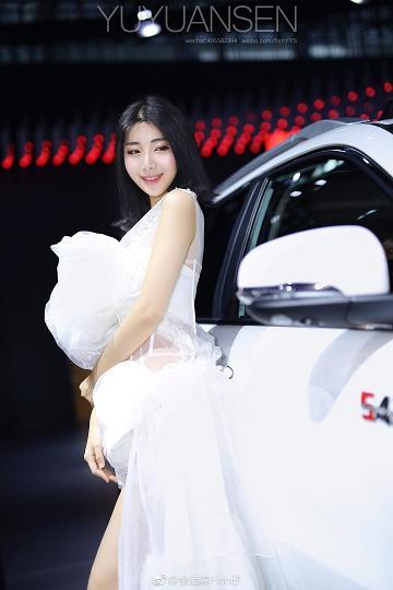 2017广州车展 比亚迪展台 美女车模 高以宁 白色婚纱礼裙