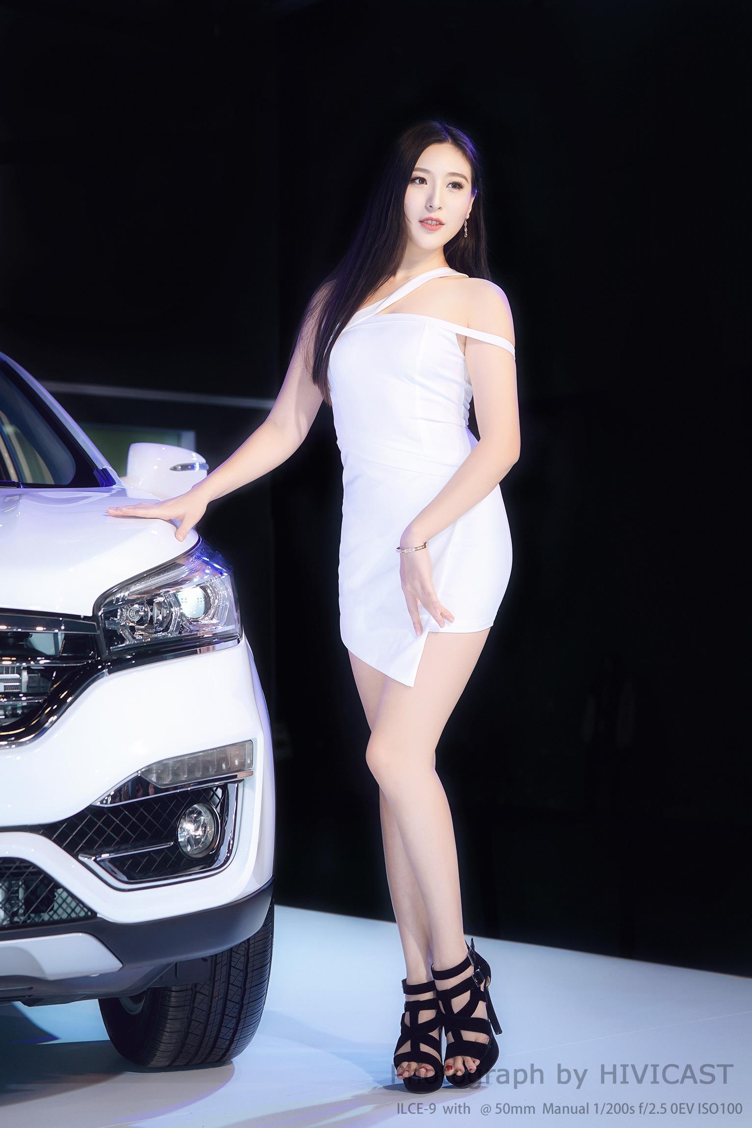 2017广州车展 华泰汽车展台 身穿白色吊带抹胸裙的美女车模,