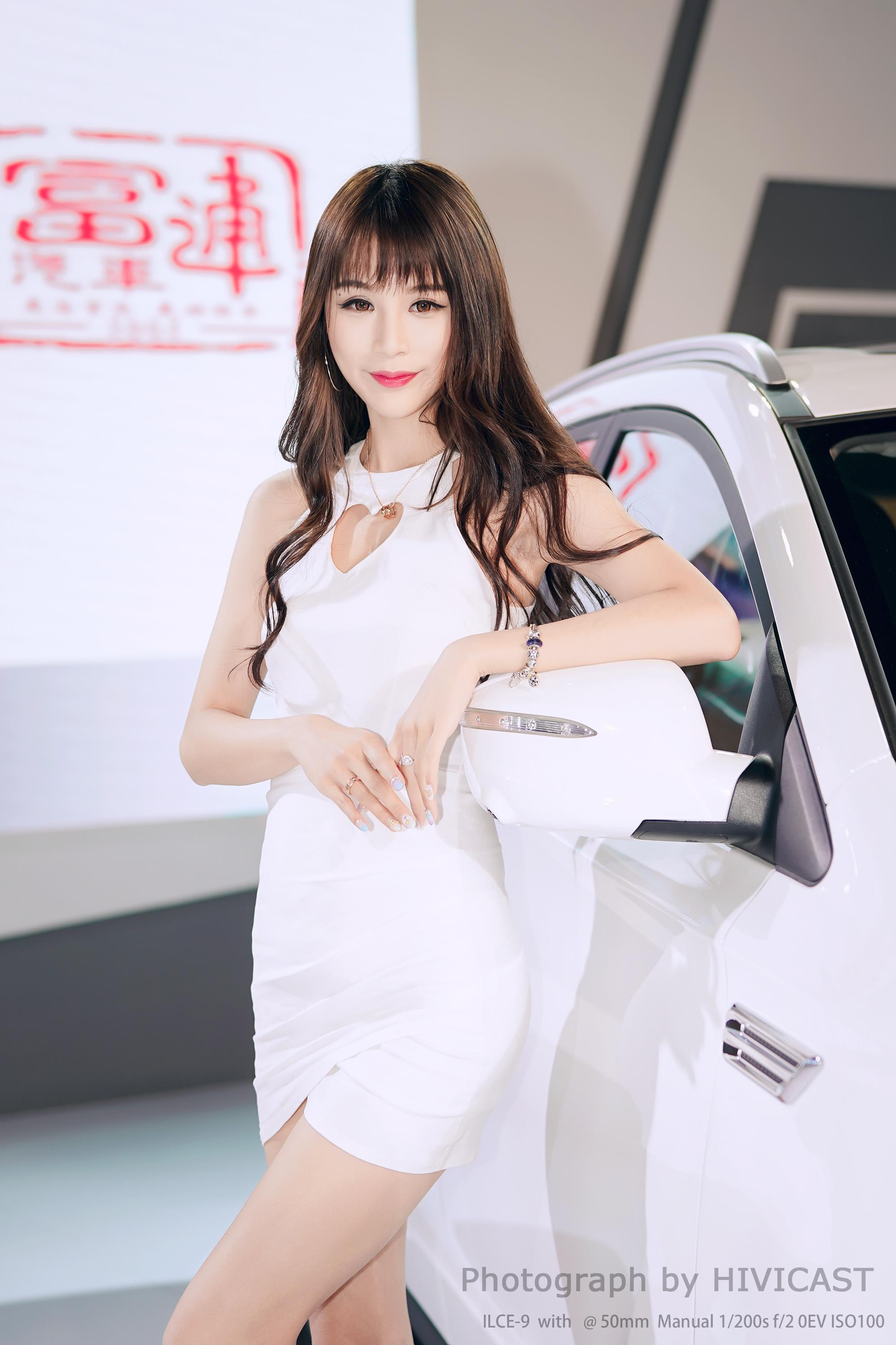 2017广州车展 华泰汽车展台 身穿白色吊脖连身裙的美女车模,