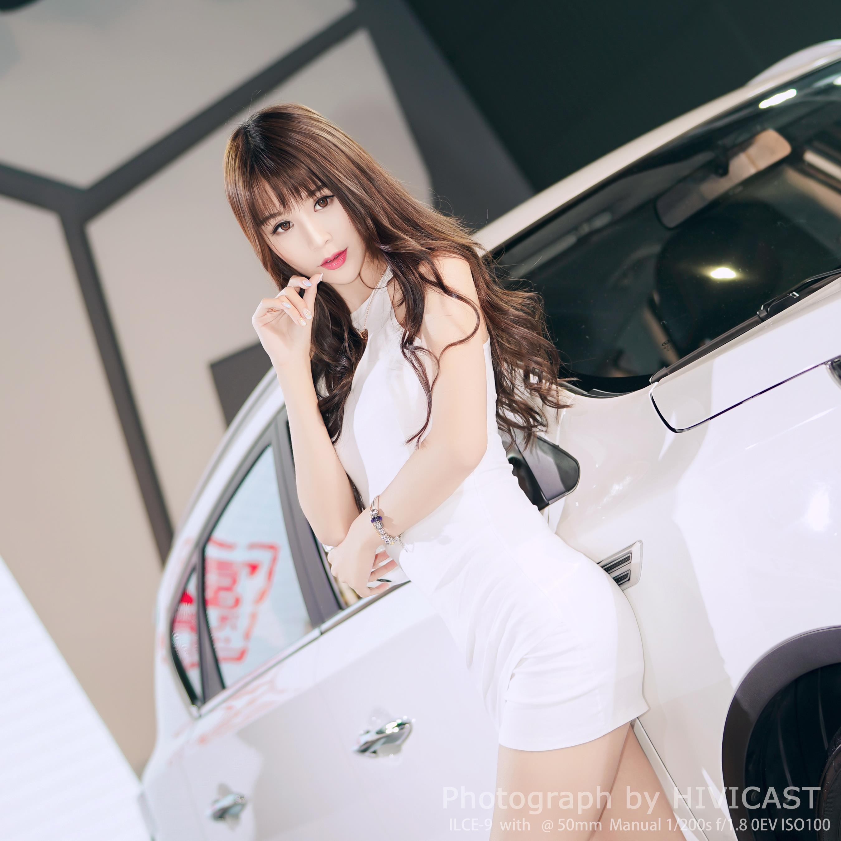 2017广州车展 华泰汽车展台 身穿白色吊脖连身裙的美女车模,