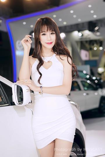 2017广州车展 华泰汽车展台 身穿白色吊脖连身裙的美女车模
