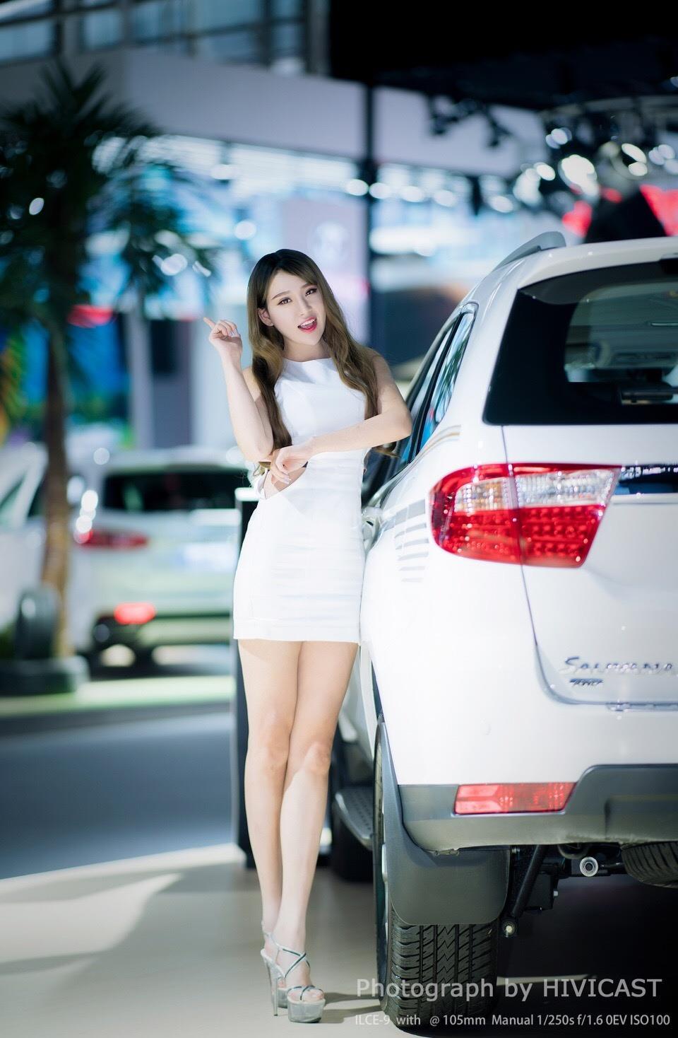 2017广州车展 北京福田汽车展台 身穿白色紧身连身裙的美女车模,