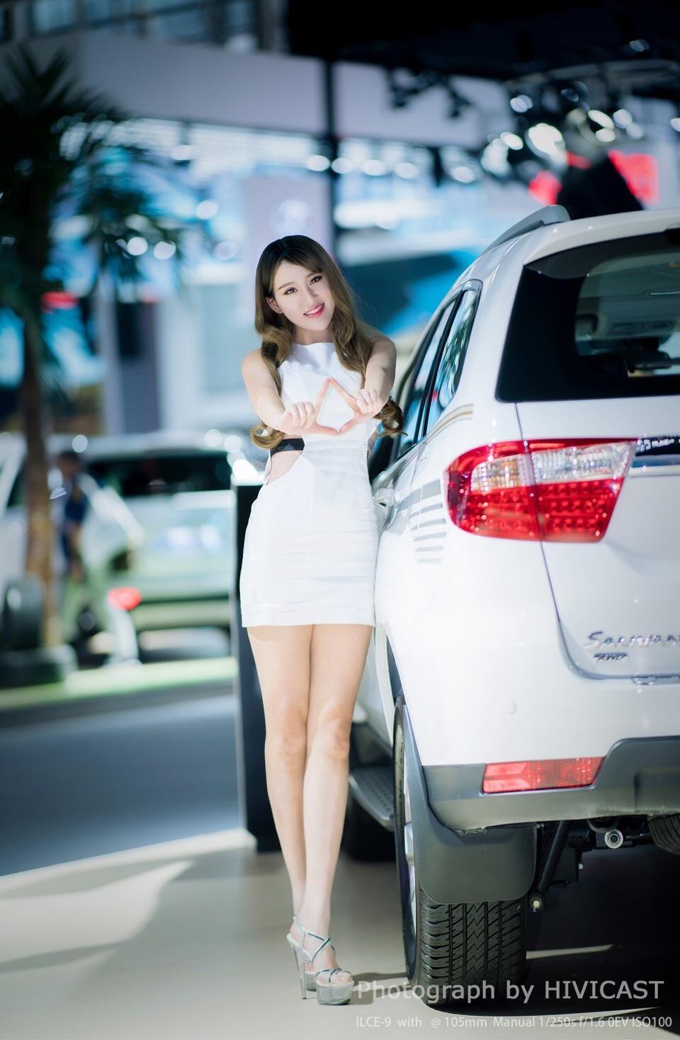 2017广州车展 北京福田汽车展台 身穿白色紧身连身裙的美女车模,