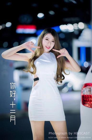 2017广州车展 北京福田汽车展台 身穿白色紧身连身裙的美女车模