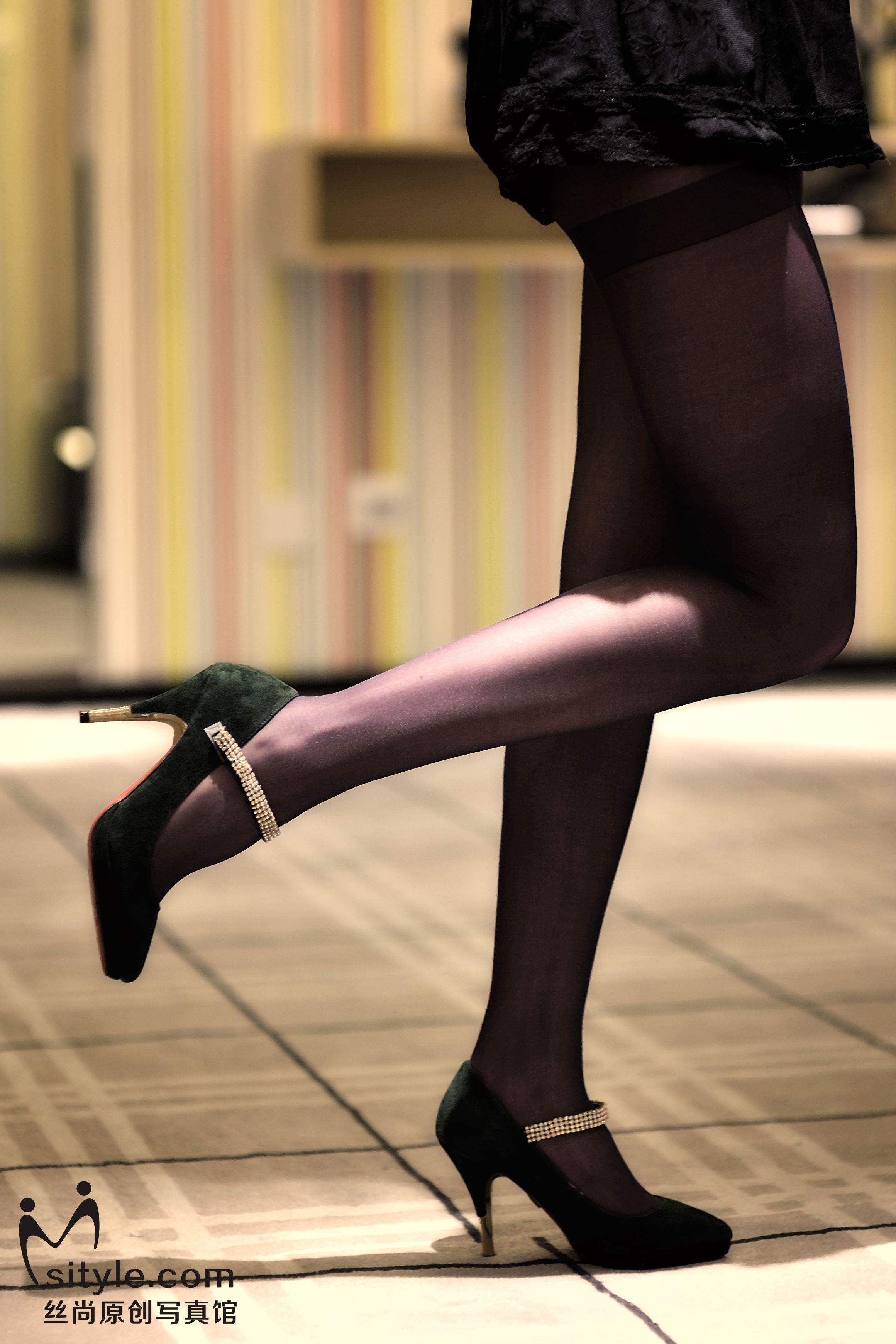 [Sityle丝尚写真]NO.007 黑色透视连身裙美女紫色丝袜美腿性感私房写真集,