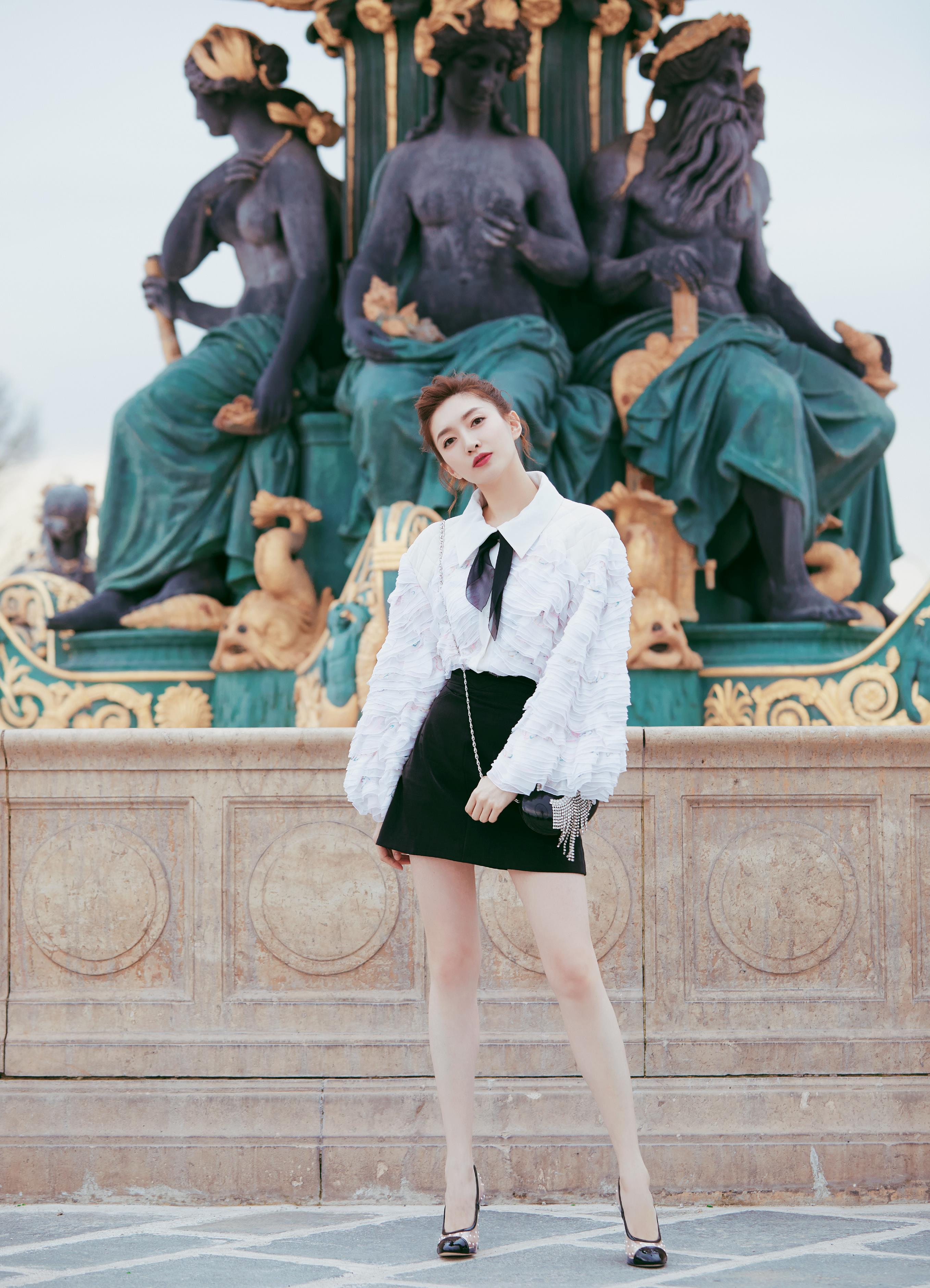 江疏影巴黎时装周，白色上衣搭配黑色短裙，简单扎了个马尾，气质颜值满分。,
