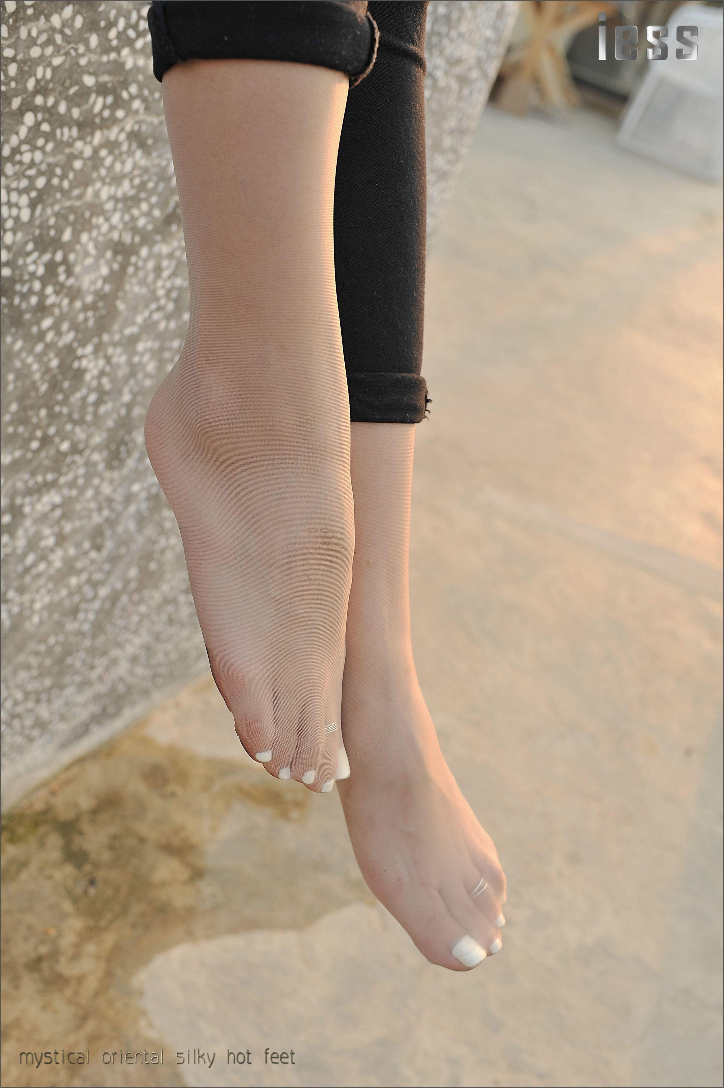[IESS异思趣向]Model SASA莎莎 白色短袖与黑色紧身裤加肉色丝袜美腿性感写真集,